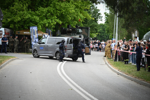 Policjanci oraz odwiedzający policyjne stoiska podczas ćwiczeń SAREX.