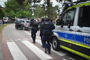 Policjanci oraz odwiedzający policyjne stoiska podczas ćwiczeń SAREX.
