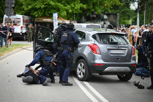 Policjanci oraz odwiedzający policyjne stoiska podczas ćwiczeń SAREX.