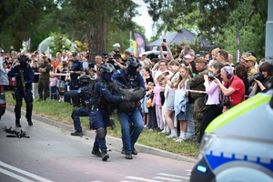 Policjanci oraz odwiedzający policyjne stoiska podczas ćwiczeń SAREX.