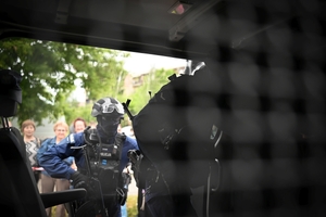 Policjanci oraz odwiedzający policyjne stoiska podczas ćwiczeń SAREX.