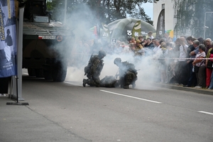 Policjanci oraz odwiedzający policyjne stoiska podczas ćwiczeń SAREX.