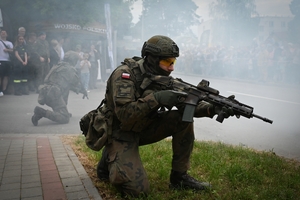 Policjanci oraz odwiedzający policyjne stoiska podczas ćwiczeń SAREX.