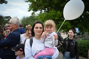Policjanci oraz odwiedzający policyjne stoiska podczas ćwiczeń SAREX.