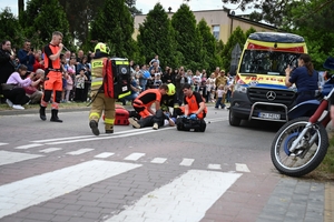 Policjanci oraz odwiedzający policyjne stoiska podczas ćwiczeń SAREX.