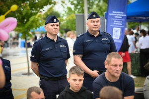 Policjanci oraz odwiedzający policyjne stoiska podczas ćwiczeń SAREX.