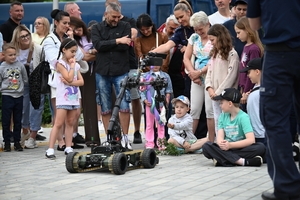 Policjanci oraz odwiedzający policyjne stoiska podczas ćwiczeń SAREX.