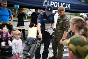 Policjanci oraz odwiedzający policyjne stoiska podczas ćwiczeń SAREX.