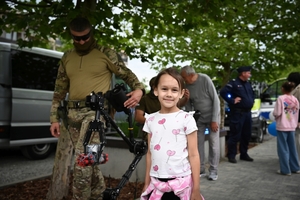 Policjanci oraz odwiedzający policyjne stoiska podczas ćwiczeń SAREX.