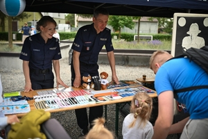 Policjanci oraz odwiedzający policyjne stoiska podczas ćwiczeń SAREX.