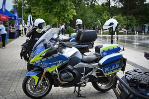 Policjanci oraz odwiedzający policyjne stoiska podczas ćwiczeń SAREX.