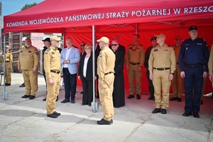 Policjanci podczas inauguracji kampanii „Kręci mnie bezpieczeństwo w lecie” nad Jeziorem Tarnobrzeskim