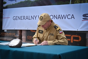 Policjanci podczas inauguracji kampanii „Kręci mnie bezpieczeństwo w lecie” nad Jeziorem Tarnobrzeskim