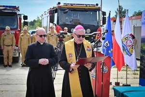 Policjanci podczas inauguracji kampanii „Kręci mnie bezpieczeństwo w lecie” nad Jeziorem Tarnobrzeskim