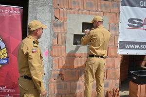 Policjanci podczas inauguracji kampanii „Kręci mnie bezpieczeństwo w lecie” nad Jeziorem Tarnobrzeskim