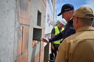 Policjanci podczas inauguracji kampanii „Kręci mnie bezpieczeństwo w lecie” nad Jeziorem Tarnobrzeskim