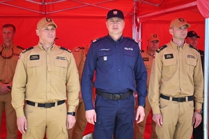 Policjanci podczas inauguracji kampanii „Kręci mnie bezpieczeństwo w lecie” nad Jeziorem Tarnobrzeskim