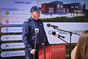 Policjanci podczas inauguracji kampanii „Kręci mnie bezpieczeństwo w lecie” nad Jeziorem Tarnobrzeskim