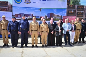 Policjanci podczas inauguracji kampanii „Kręci mnie bezpieczeństwo w lecie” nad Jeziorem Tarnobrzeskim