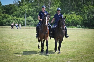 Policjanci podczas inauguracji kampanii „Kręci mnie bezpieczeństwo w lecie” nad Jeziorem Tarnobrzeskim