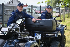 Policjanci podczas inauguracji kampanii „Kręci mnie bezpieczeństwo w lecie” nad Jeziorem Tarnobrzeskim.