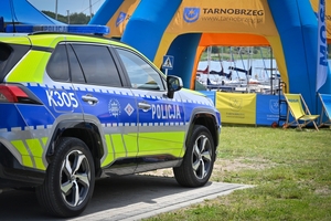 Policjanci podczas inauguracji kampanii „Kręci mnie bezpieczeństwo w lecie” nad Jeziorem Tarnobrzeskim.