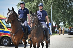 Policjanci podczas inauguracji kampanii „Kręci mnie bezpieczeństwo w lecie” nad Jeziorem Tarnobrzeskim.