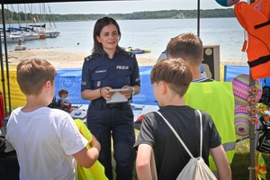 Policjanci podczas inauguracji kampanii „Kręci mnie bezpieczeństwo w lecie” nad Jeziorem Tarnobrzeskim.