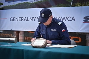 Policjanci podczas inauguracji kampanii „Kręci mnie bezpieczeństwo w lecie” nad Jeziorem Tarnobrzeskim