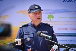 Policjanci podczas inauguracji kampanii „Kręci mnie bezpieczeństwo w lecie” nad Jeziorem Tarnobrzeskim