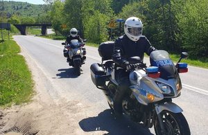 policjanci na motocyklach
