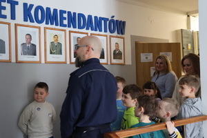 dzieci oglądają poczet komendantów