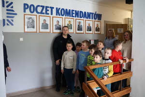 policjant z dziećmi