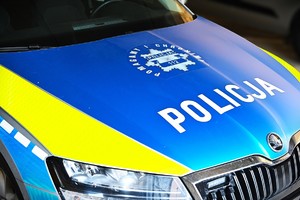 Przód policyjnego radiowozu, na środku napis policja