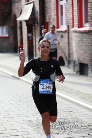 młodsza aspirant Dominika Szakafarak w trakcie biegu
