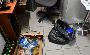 worek z kasetką i artykuły spożywcze