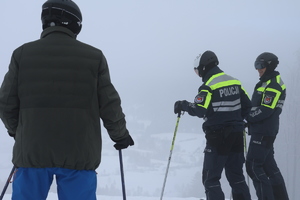 policjanci na stoku