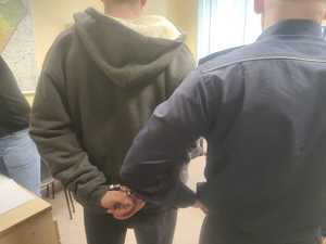 zatrzymany mężczyzna, policjanci