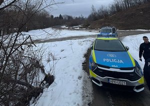 policjanci w trakcie działań poszukiwany