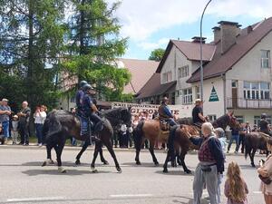Uczestnicy Targów Końskich podczas przemarszu w Lutowiskach